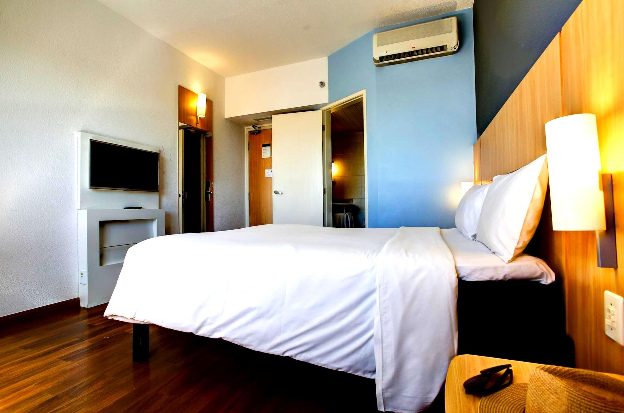 Ibis Vitoria Praia Do Canto Экстерьер фото