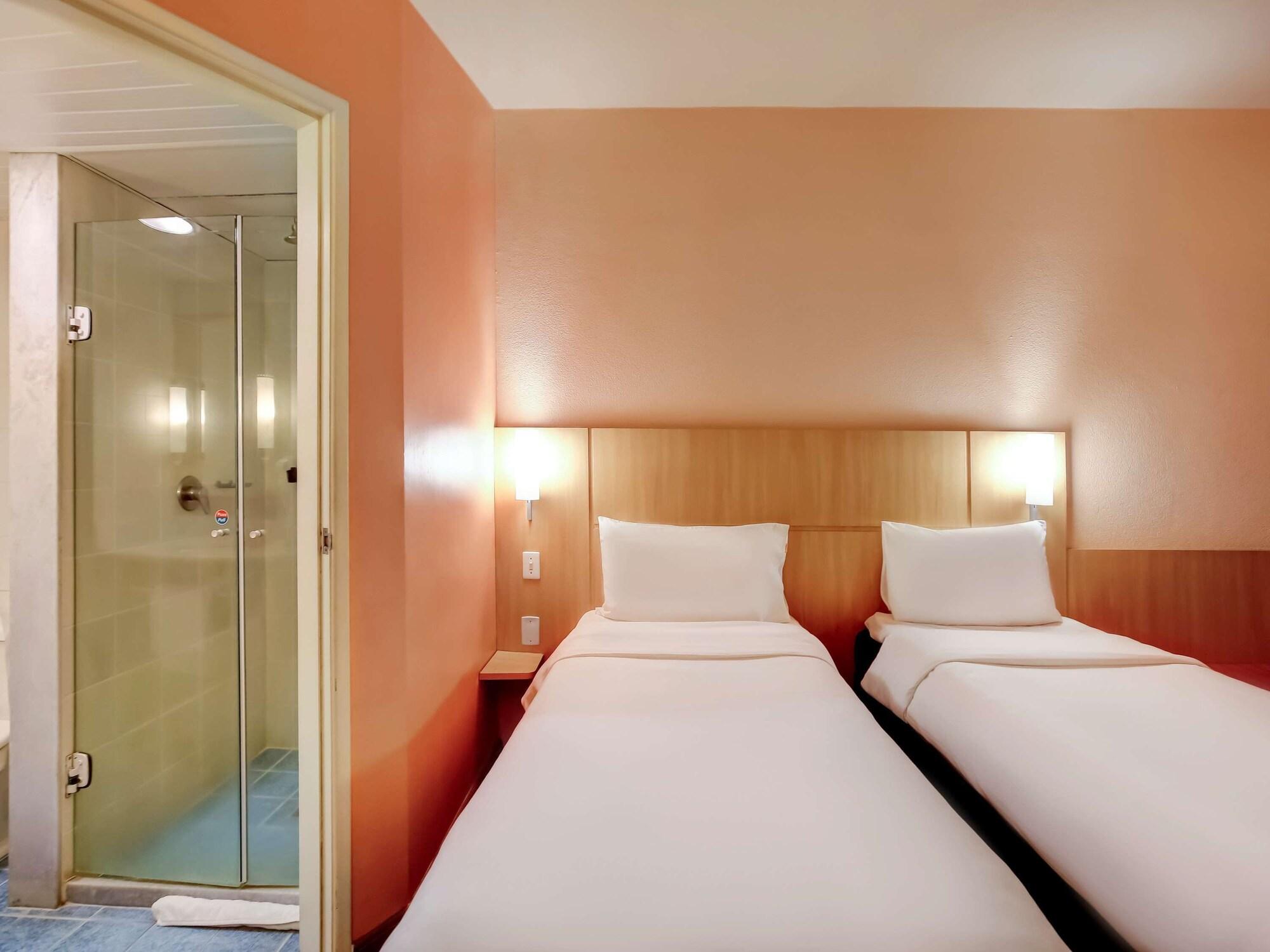 Ibis Vitoria Praia Do Canto Экстерьер фото