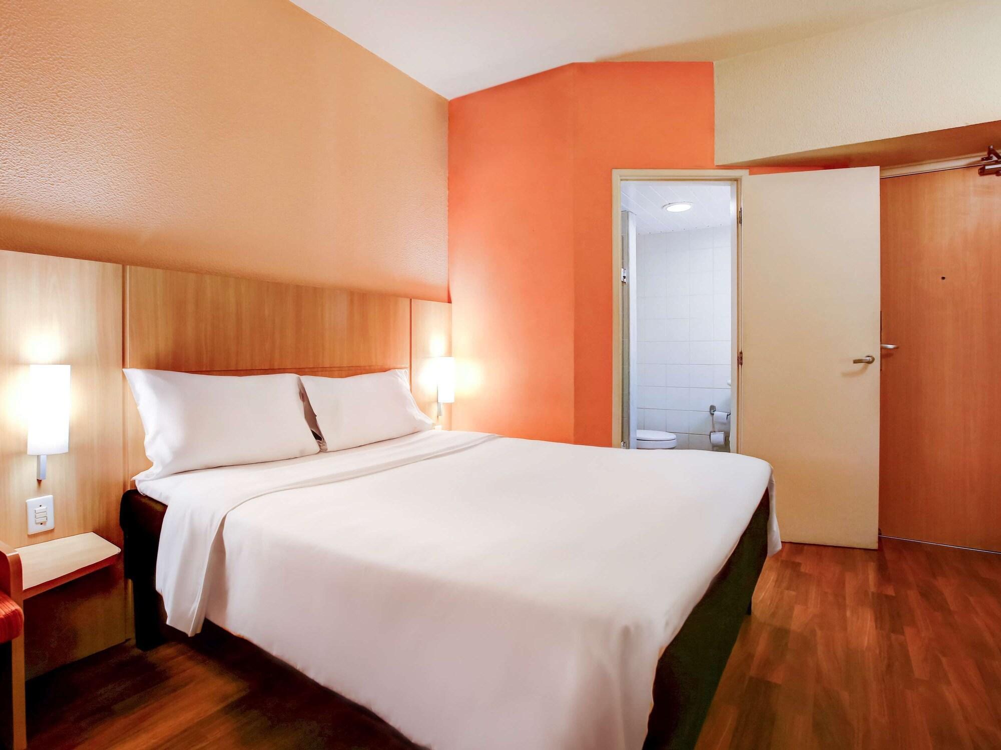 Ibis Vitoria Praia Do Canto Экстерьер фото