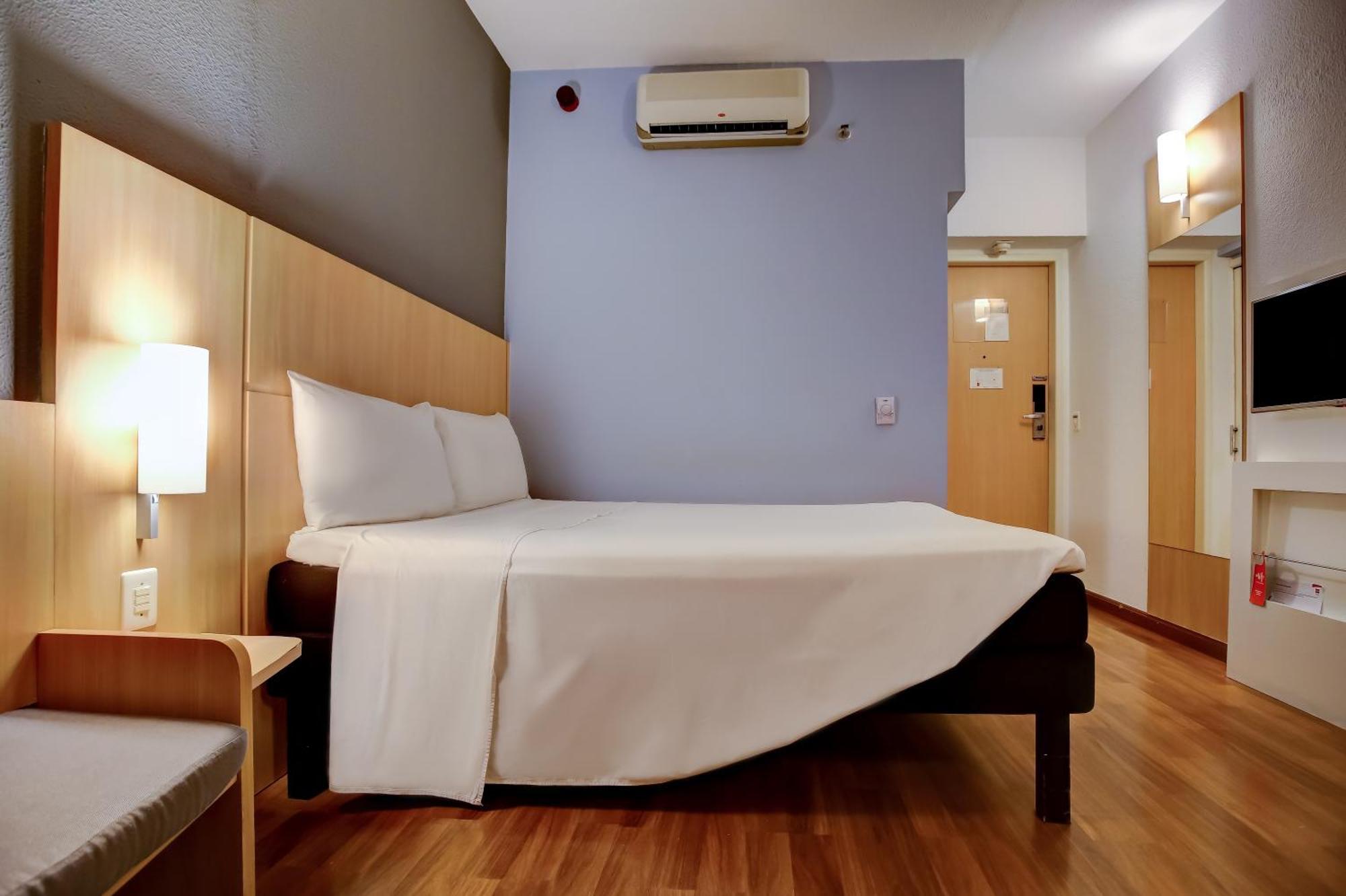 Ibis Vitoria Praia Do Canto Экстерьер фото